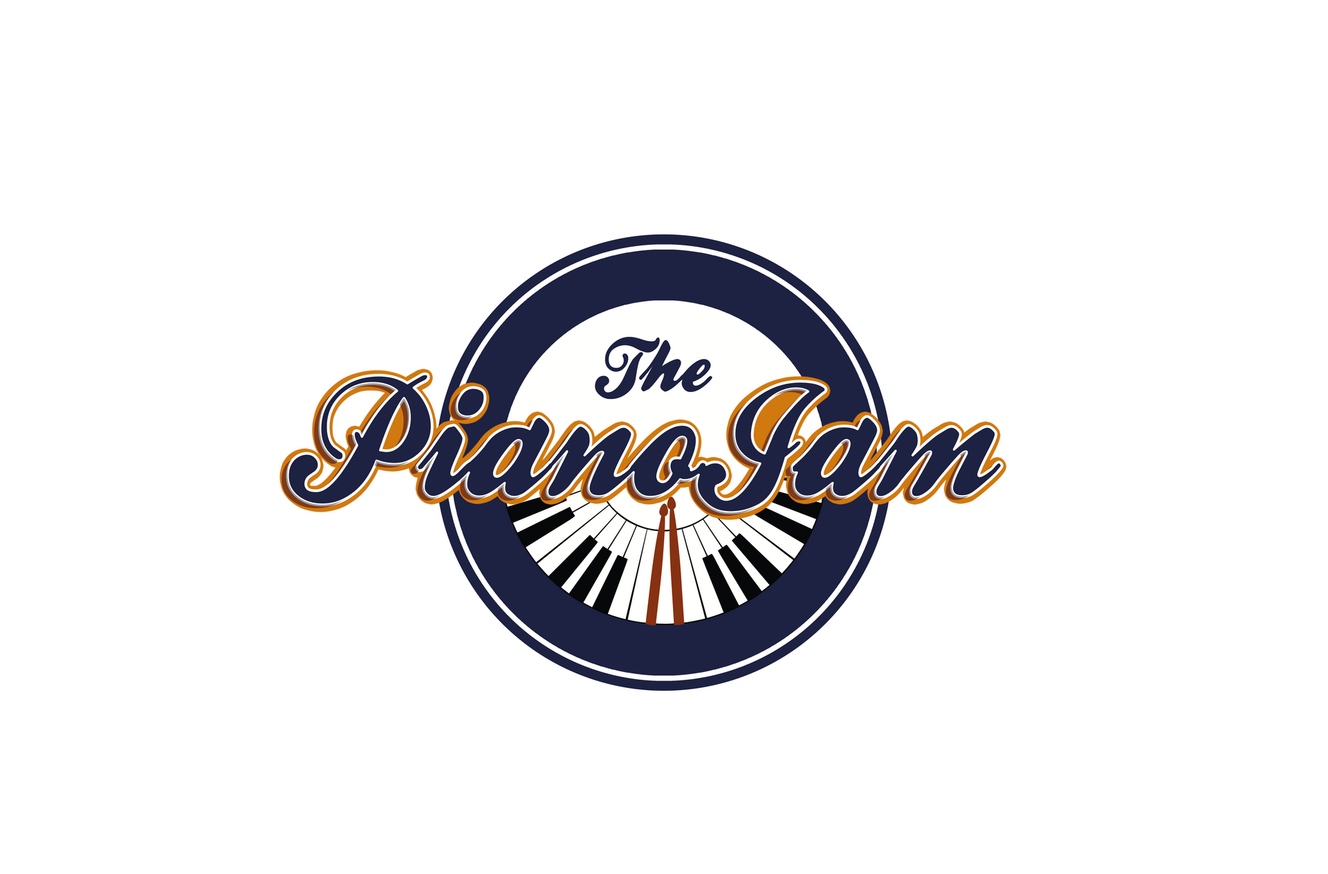 Het Piano Jam-logo in marineblauw, goud en wit met een microfoon in een cirkel.