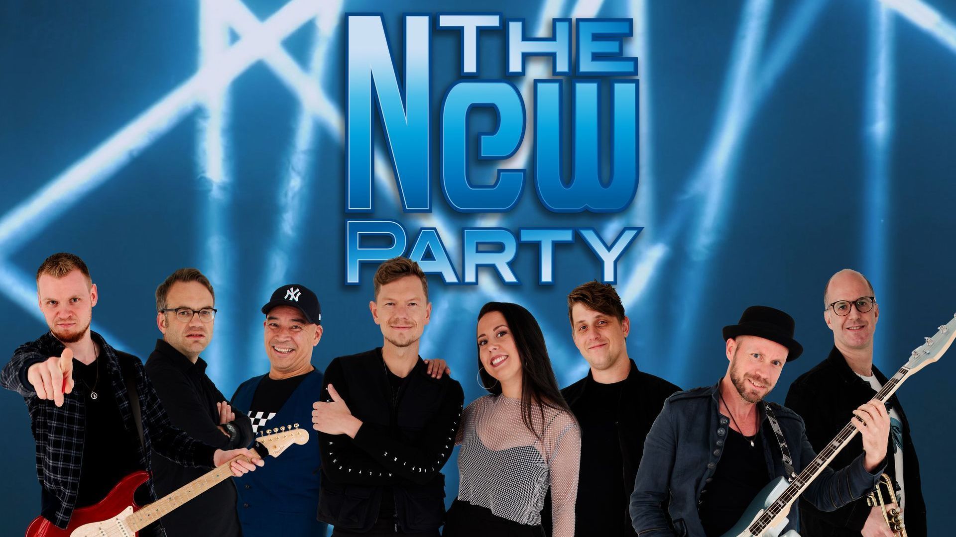 Promotieafbeelding van de band met zeven muzikanten die poseren onder de blauwe titel 