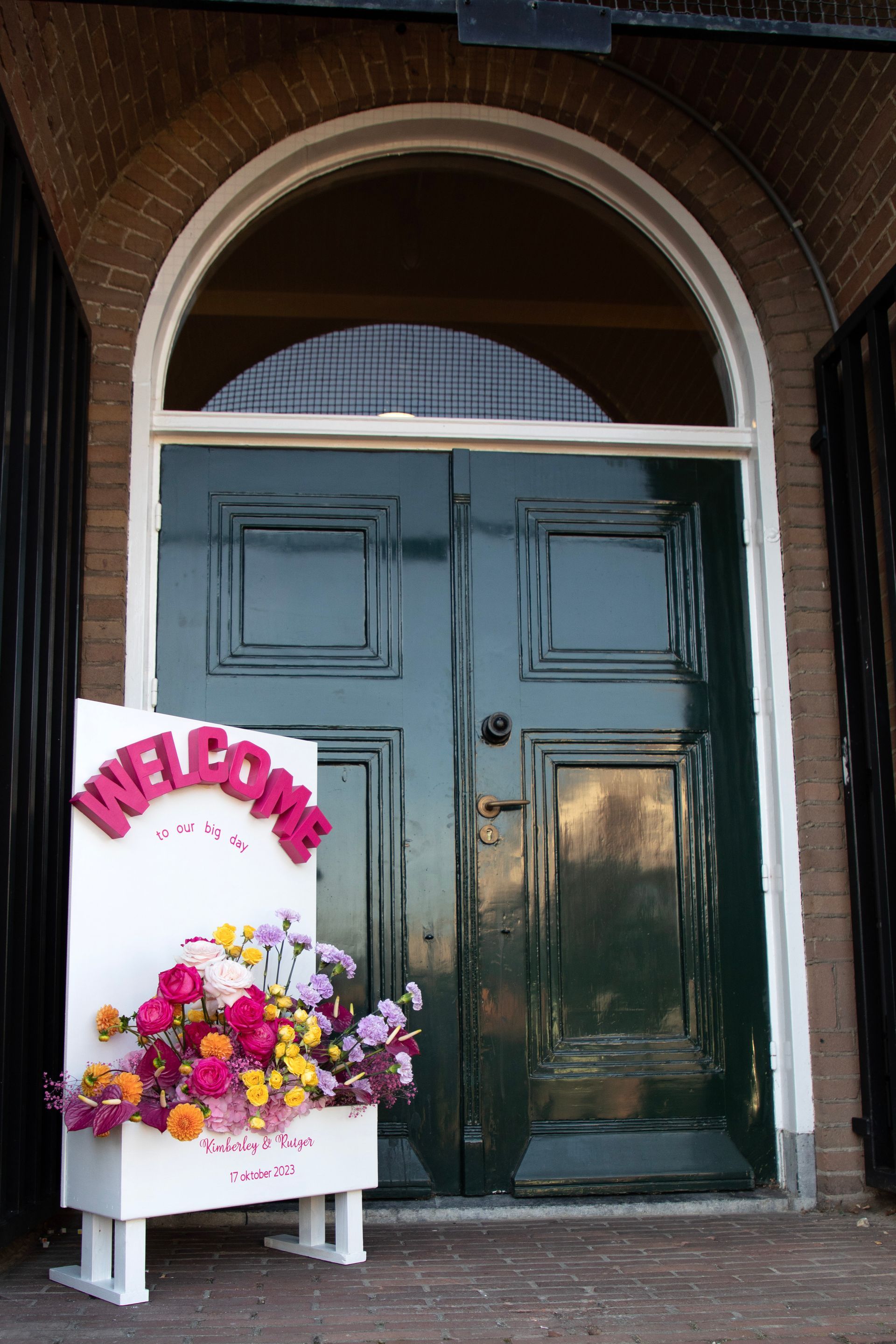 welkomstbord, welkomstbord met bloemen, welkomstbak, weddingflower, weddingtrend2024