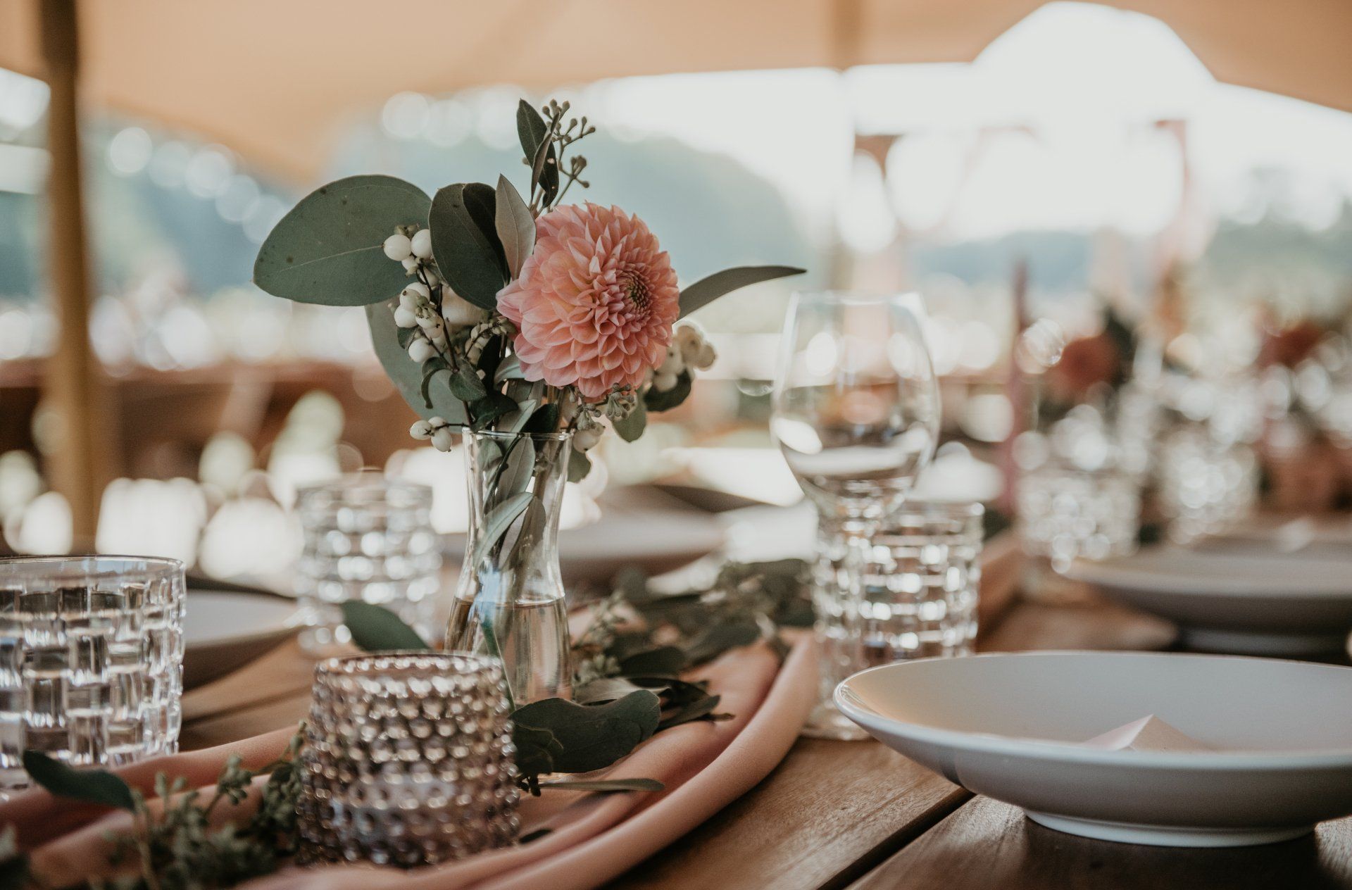 vaasjes, bruiloft decoratie, bruiloftstyling, bloemenvaasjes bruiloft, tafel decoratie bruiloft, tafelaankleding