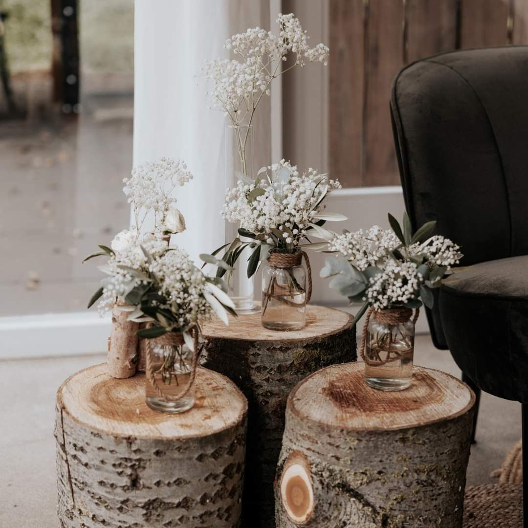 stoeldecoratie  bruiloft, ceremonie styling, trouwdecoratie, aankleding bruiloft, boomstammen bruiloft, landelijke bruiloft