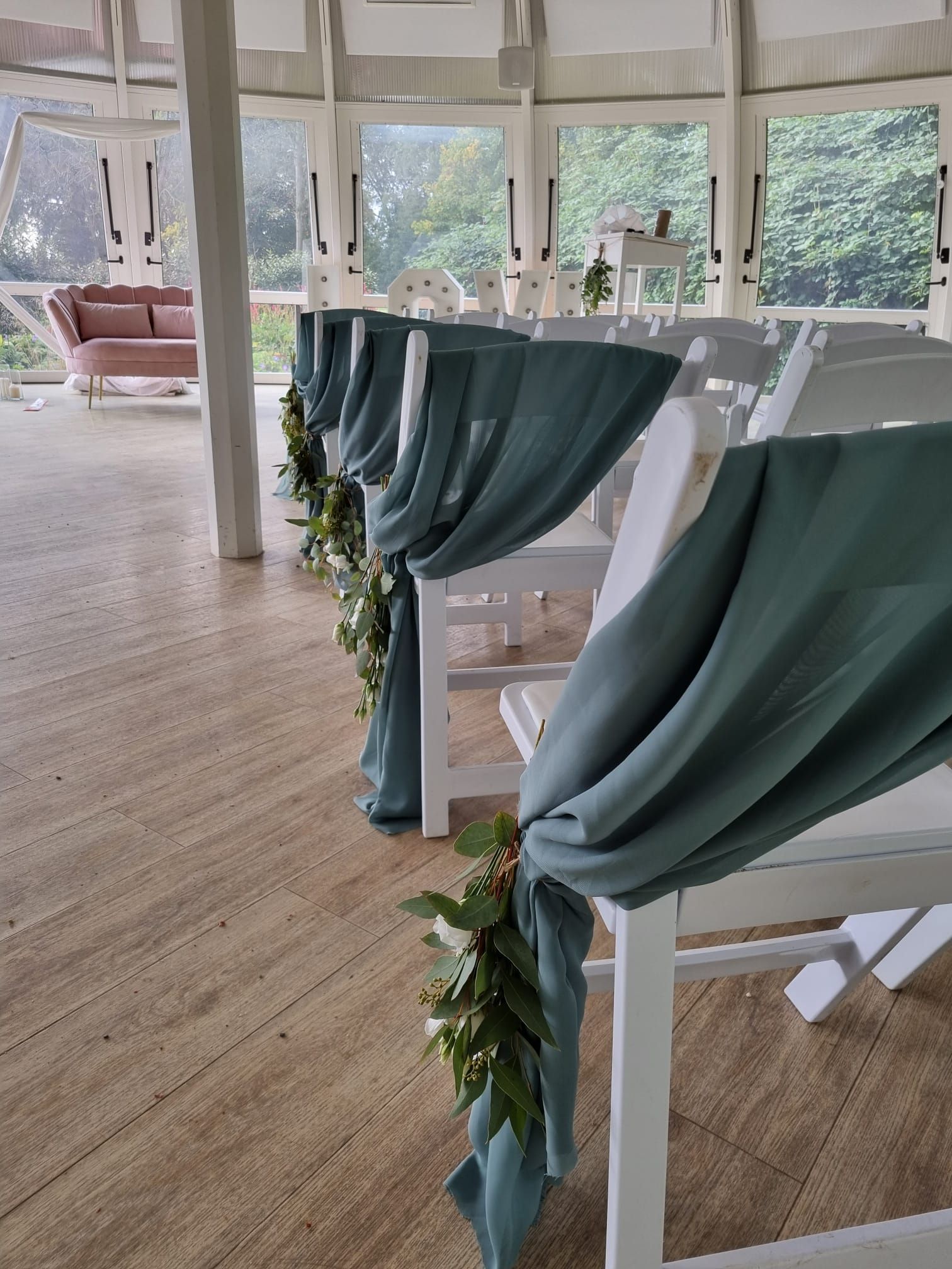 Decoratiestof bruiloft, ceremonie aankleding, trouwinspiratie, styling bruiloft, stoeldecoratie bruiloft, stof ceremoniestoel, sage green wedding, sage green bruiloft