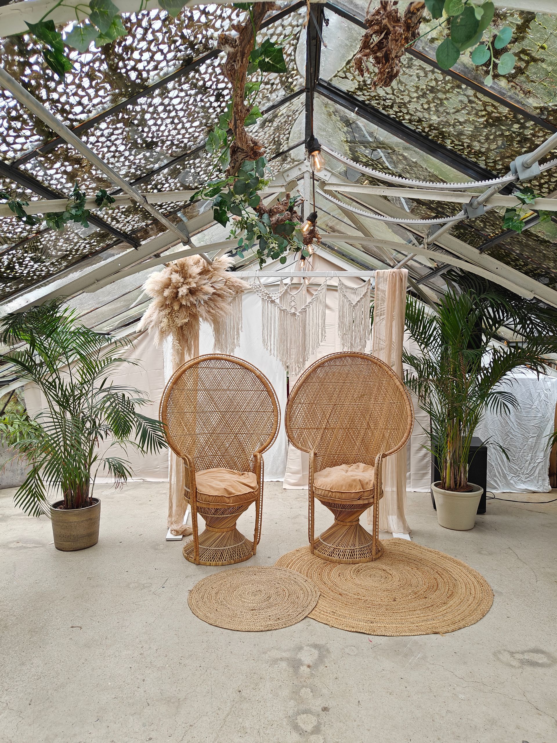 Backdrop,backdrop,trouwprieel, bruiloftdecoratie zuid-holland, styling bruiloft,  macrame, boho wedding, bohobruiloft, pauwstoelen