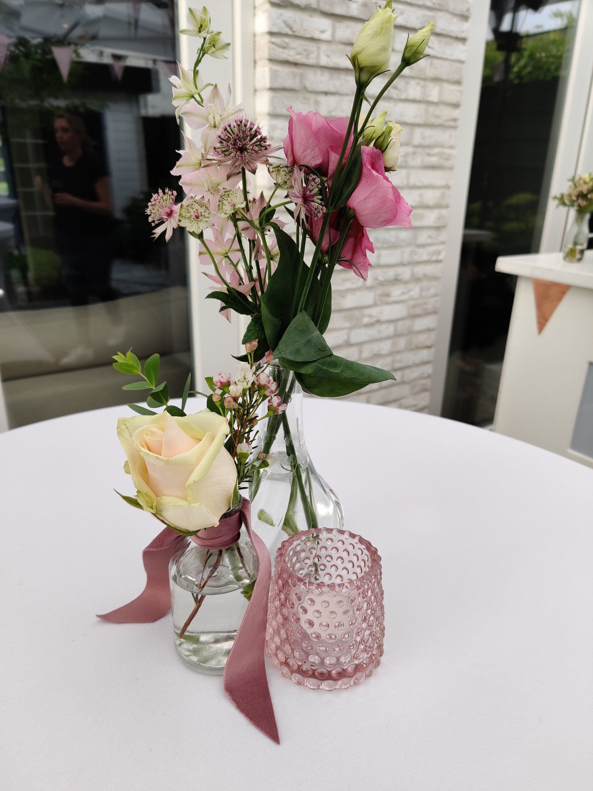 tafeldecoratie bruiloft, vaasjes, bruiloftdecoratie