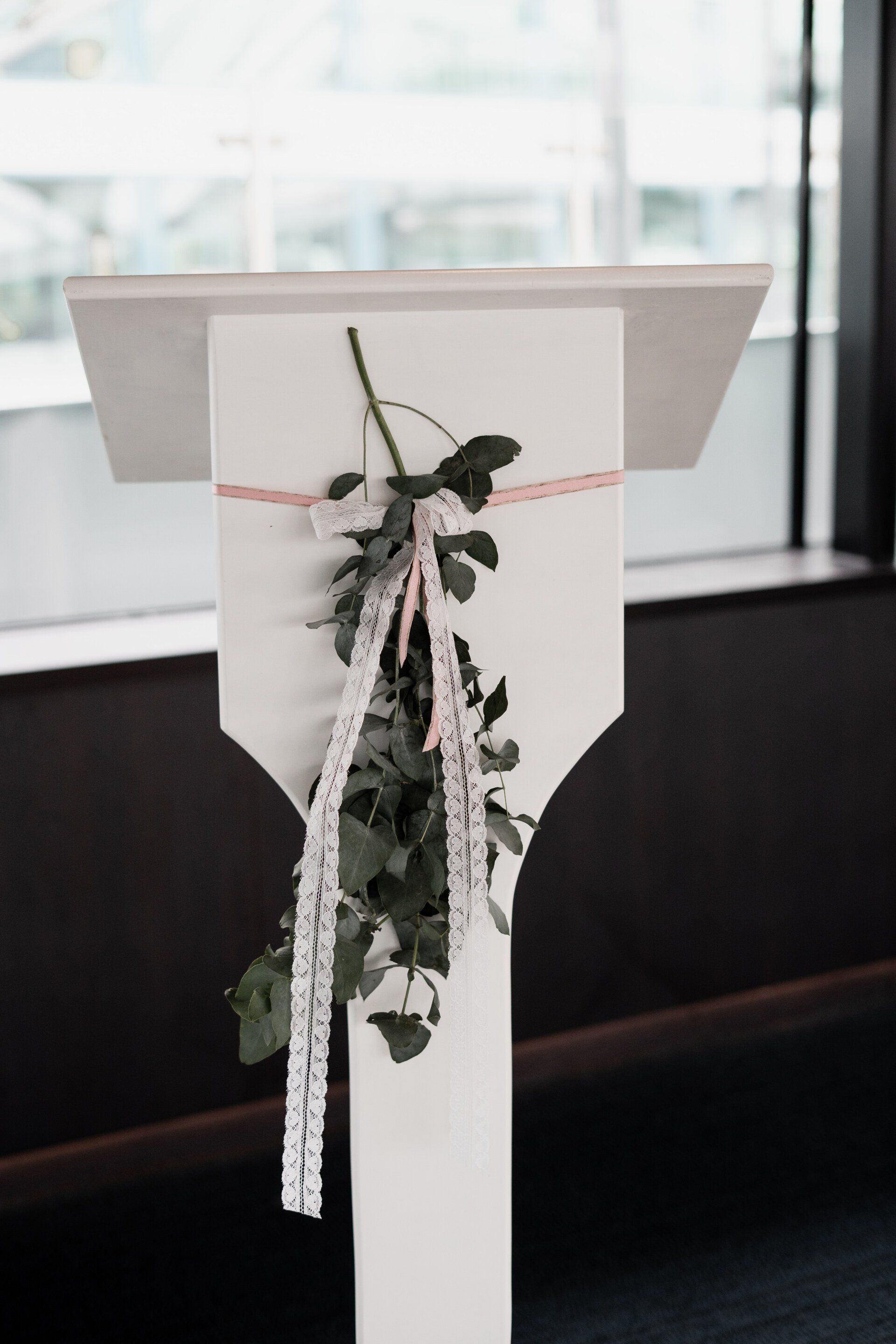 Deze katheder/ spreektafel is voor iedere trouwambtenaar een musthave tijdens de ceremonie.
Huurprijs : 25,-
Kleur: wit