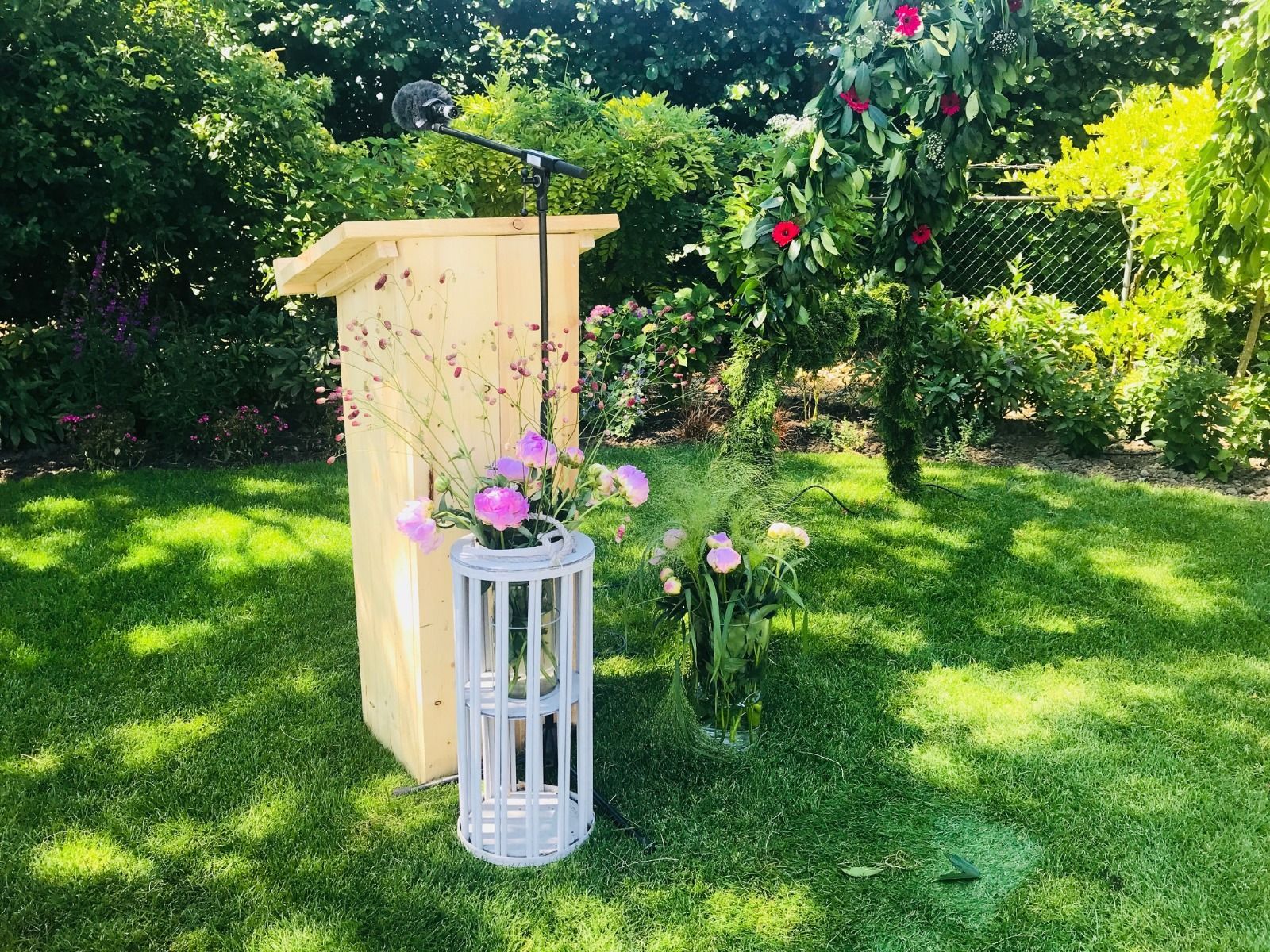Deze katheder/ spreektafel is voor iedere trouwambtenaar een musthave tijdens de ceremonie.
Huurprijs : 25,-
Kleur: wit