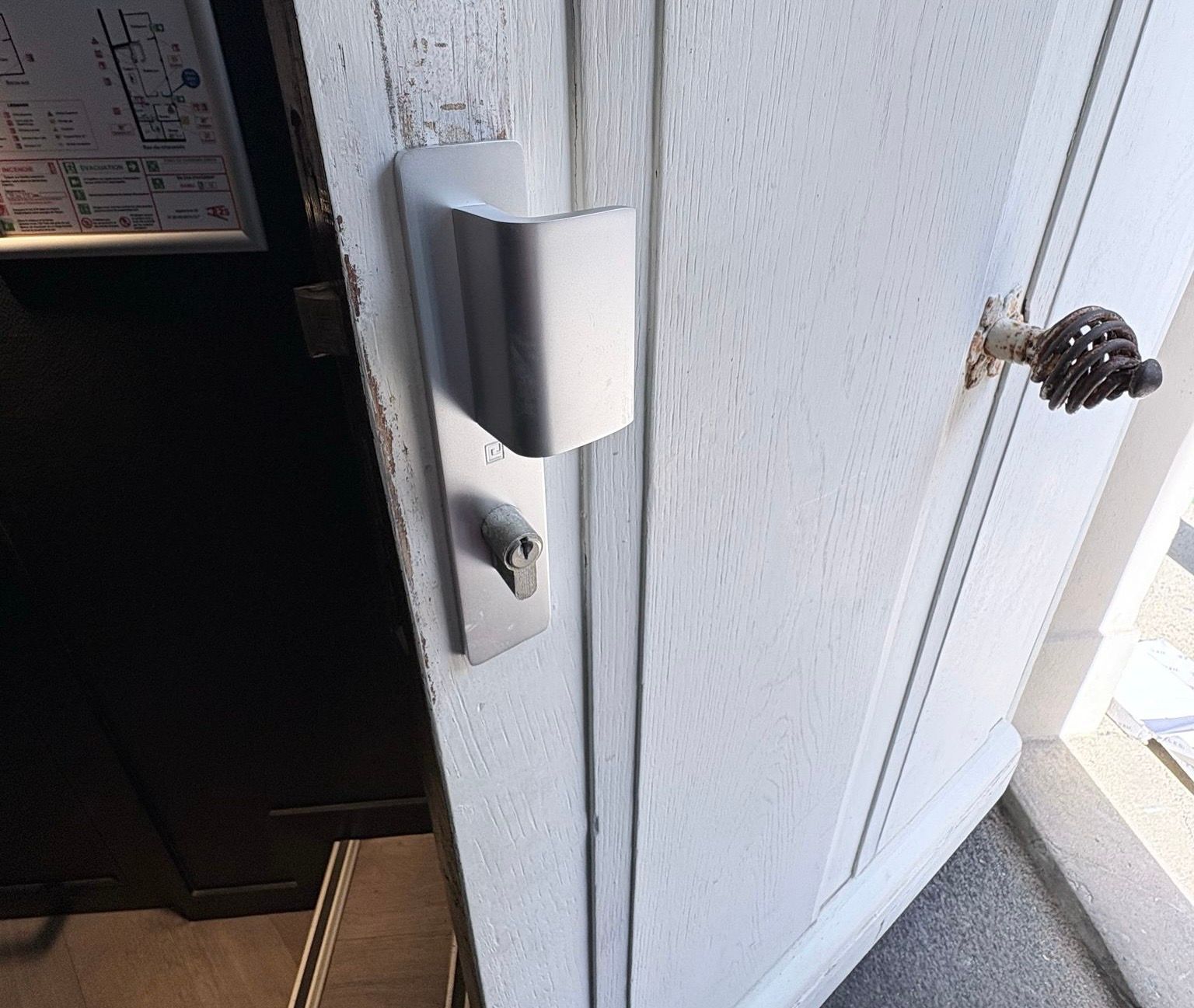 Serrure posée sur porte d'entrée par Aber sécurité