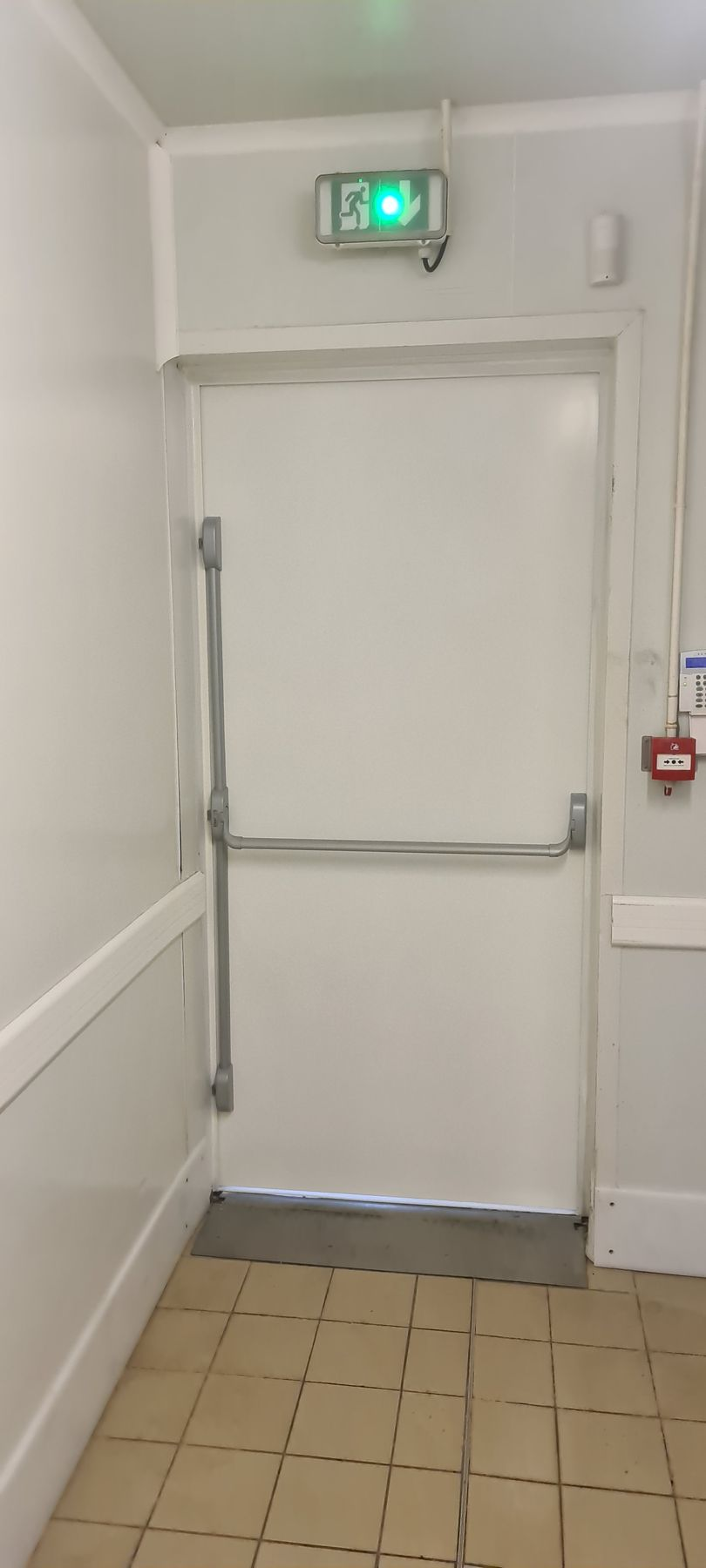 Barre anti-panique sur porte issue de secours à Dinard