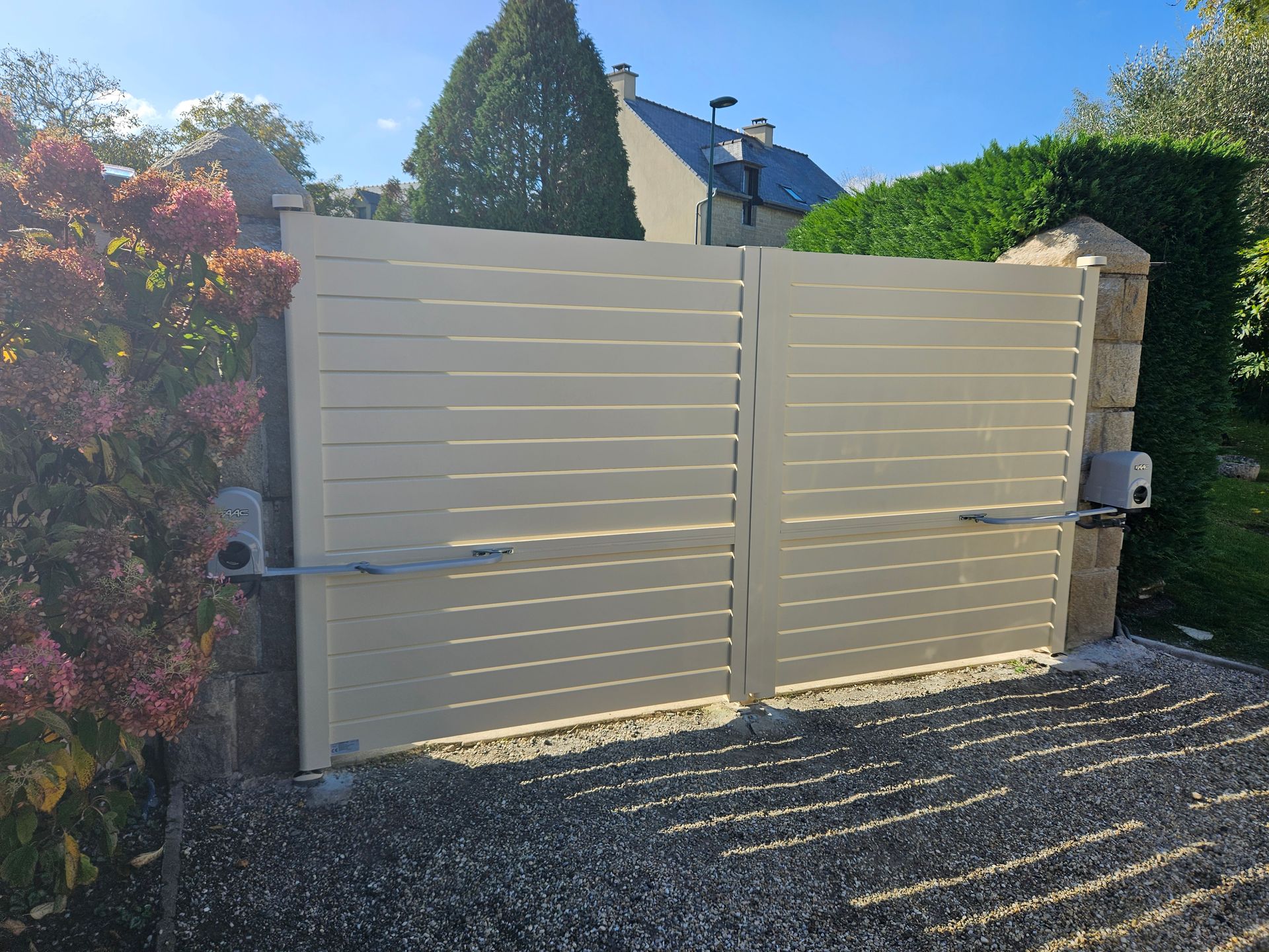 Motorisation de portail à Dinard – Installation, dépannage et remplacement