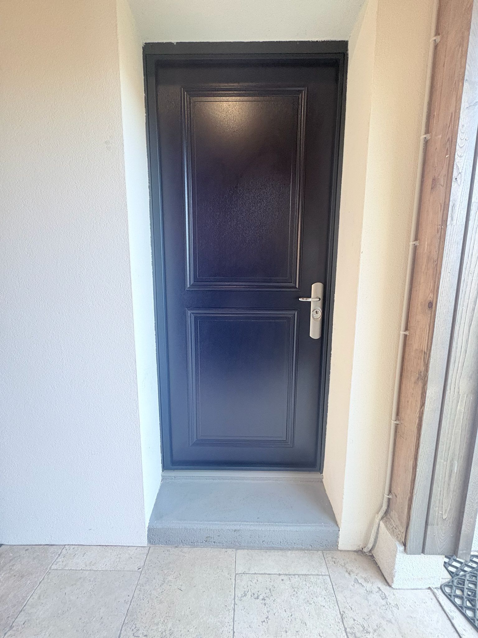 Porte blindée finalisée à Saint-Malo avec serrure de sécurité posé par Aber Sécurité