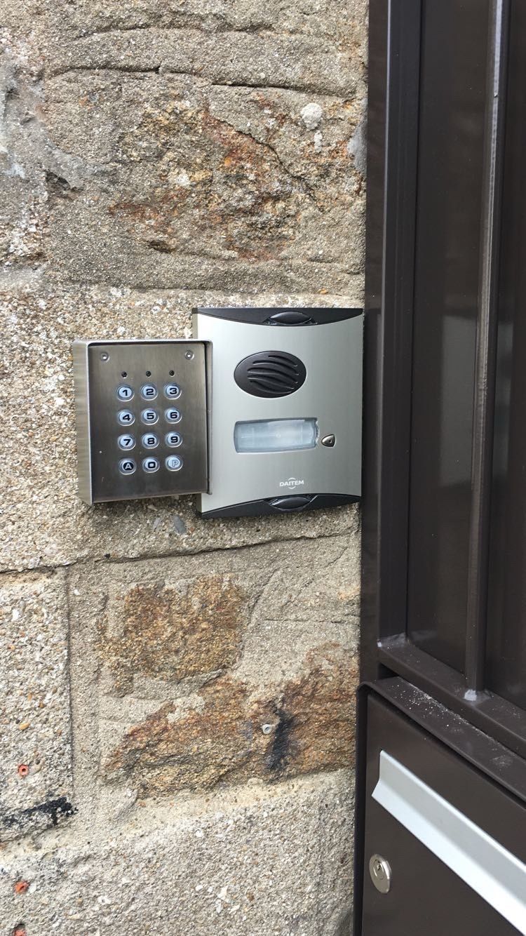 Clavier à code installé à Saint-Malo par Aber sécurité