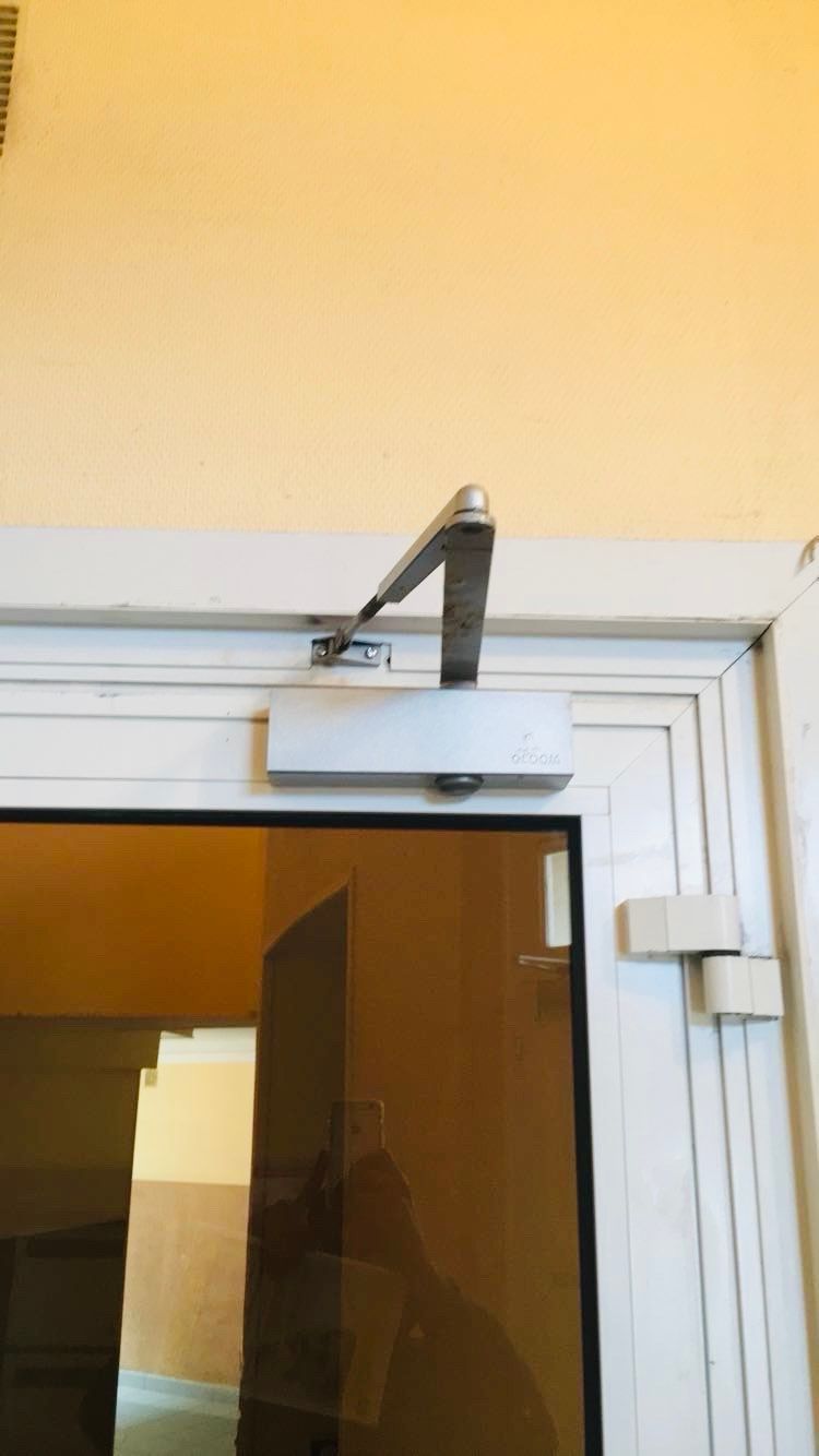 Installation d'un ferme-porte par un serrurier Aber sécurité