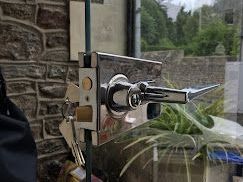 Serrure de miroiterie installée sur porte en verre à Saint-Malo