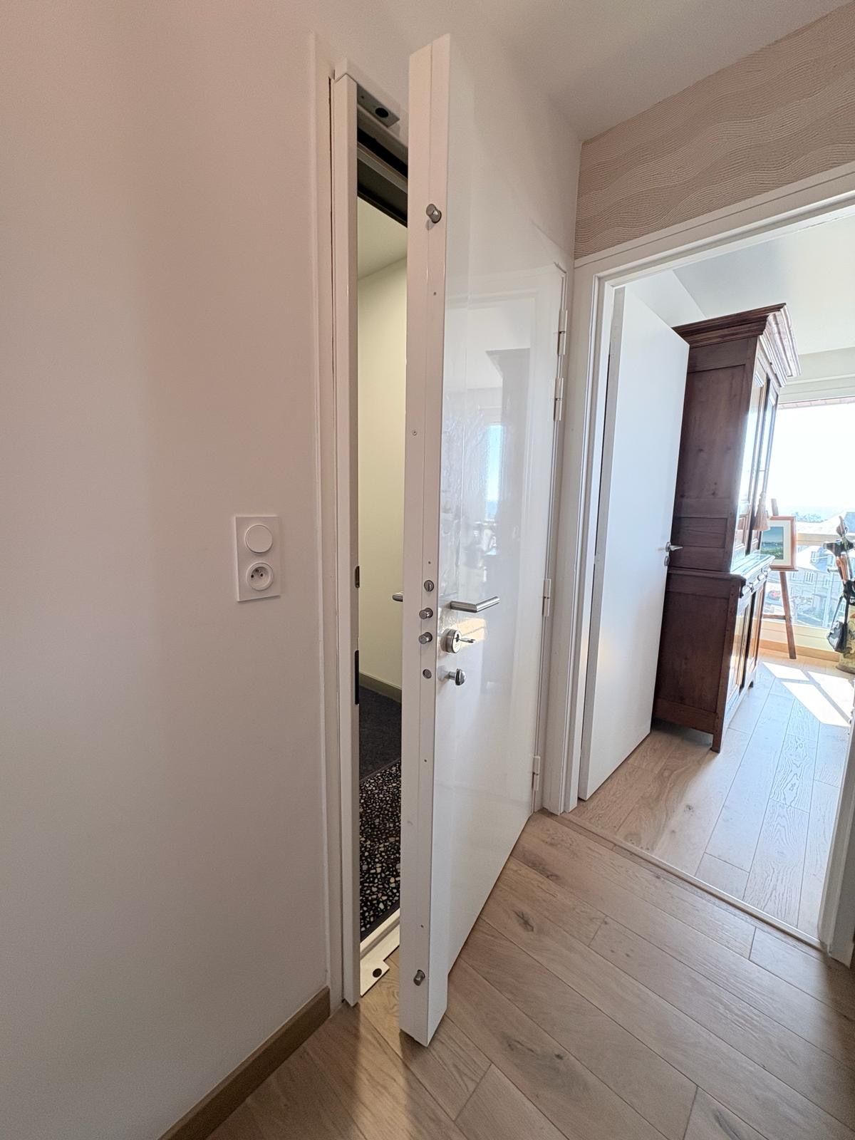Serrure multipoints et sécurisation globale d’une porte d’entrée à Dinard.