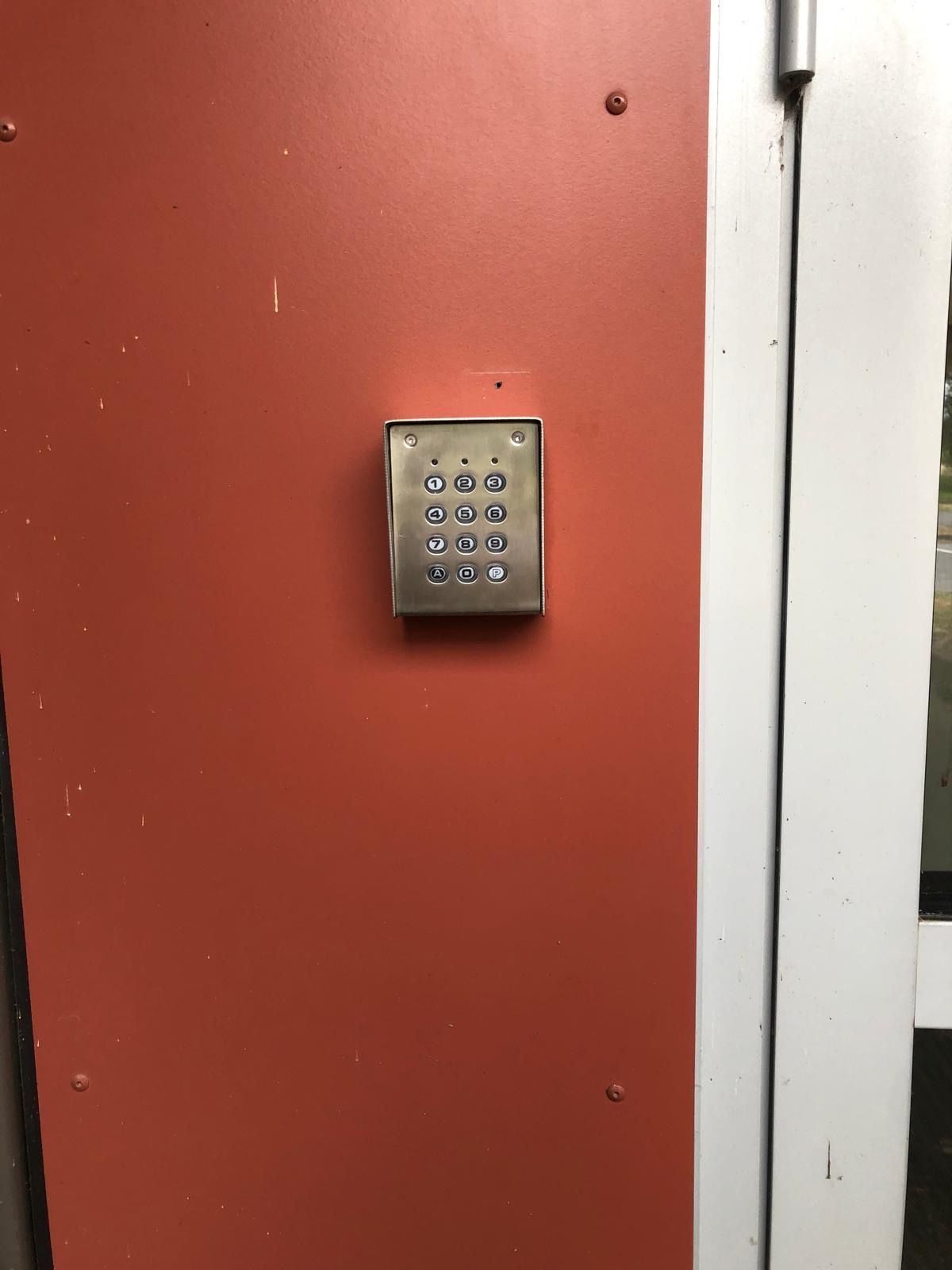 Installation d’un clavier à code par ABER Sécurité à Saint-Malo