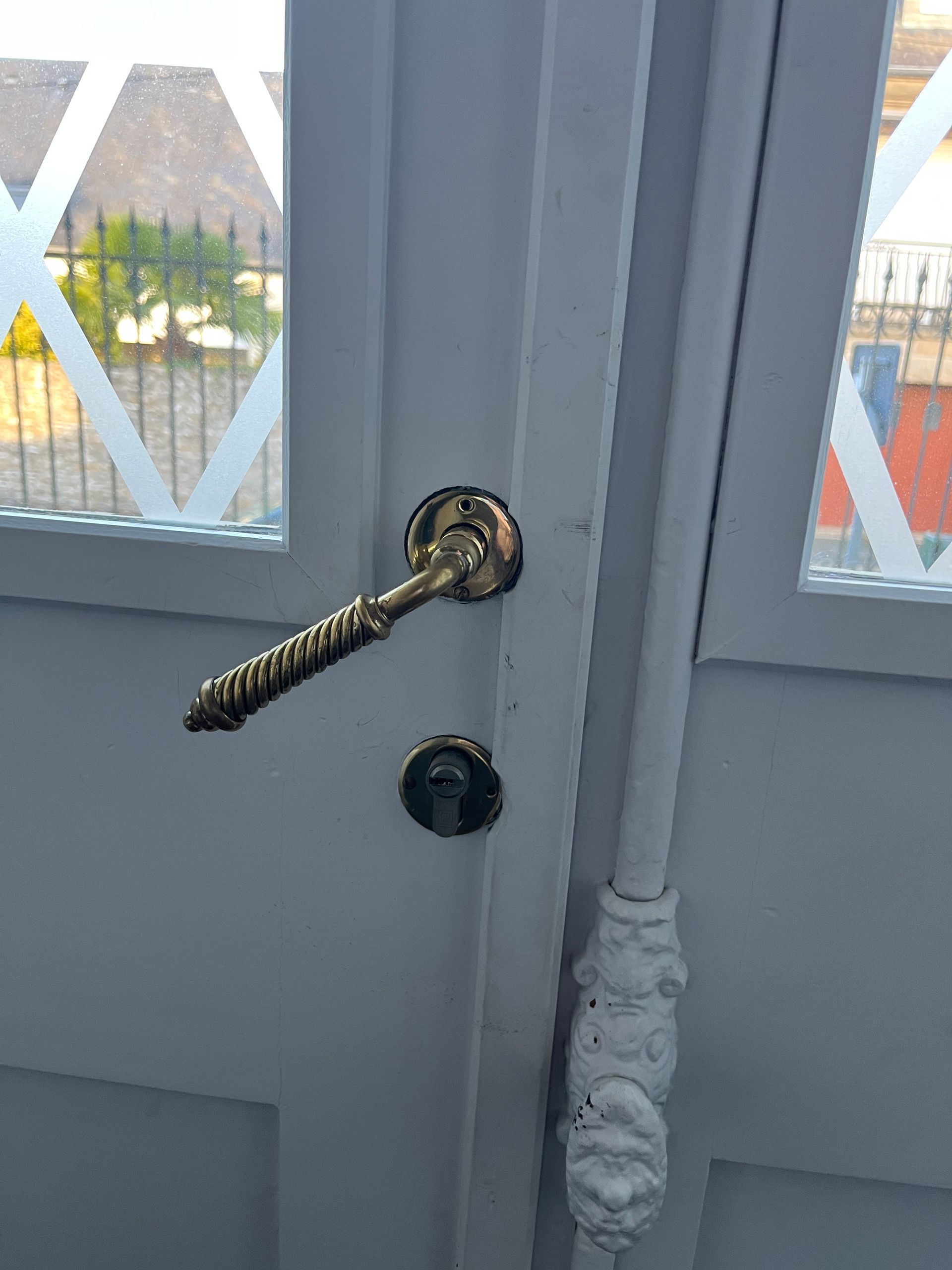 Remplacement d'une poignée de porte bloquée par un serrurier ABER Sécurité
