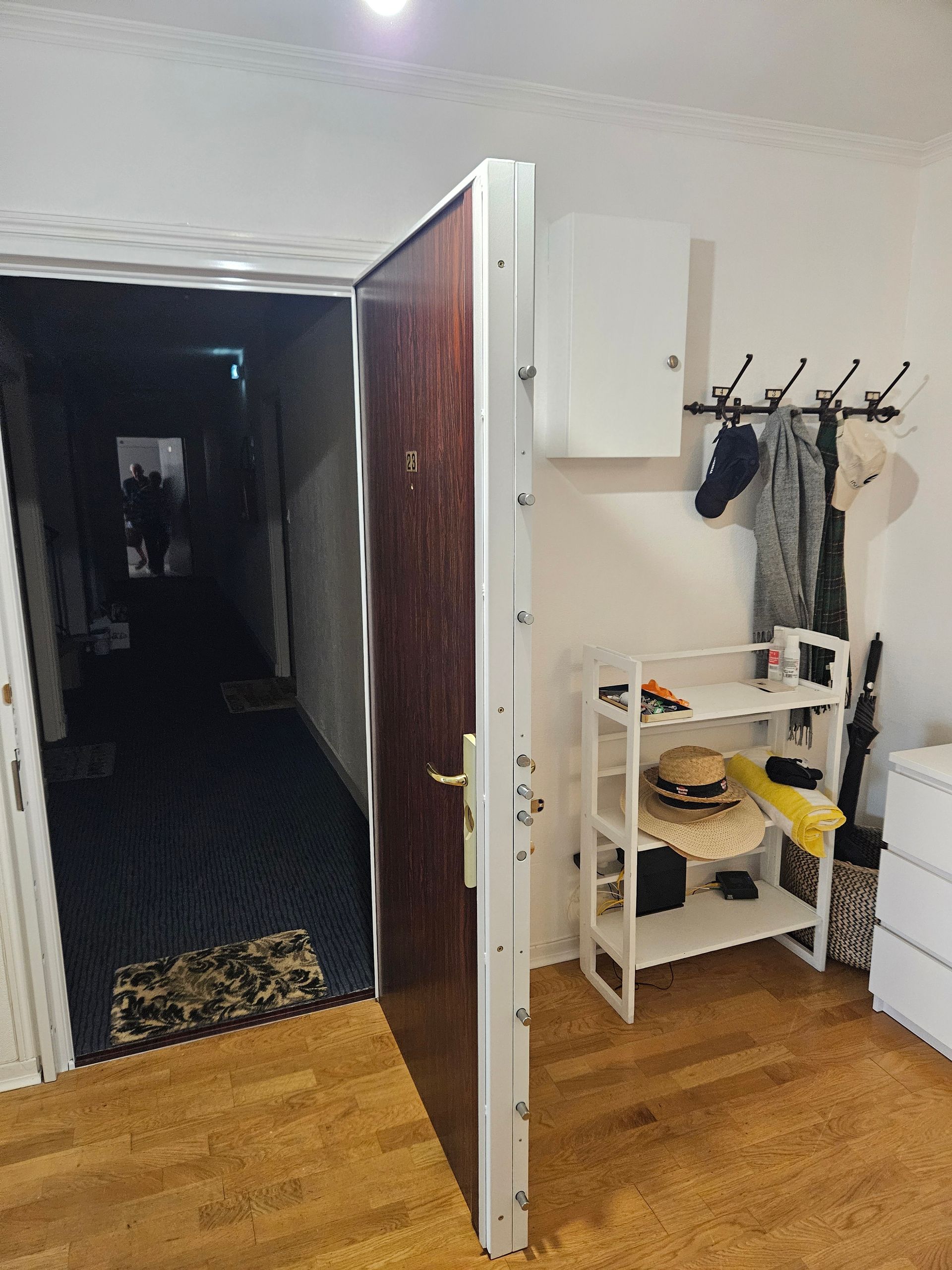 Installation d'une porte blindée certifiée A2P par Aber Sécurité dans une habitation à Saint-Malo