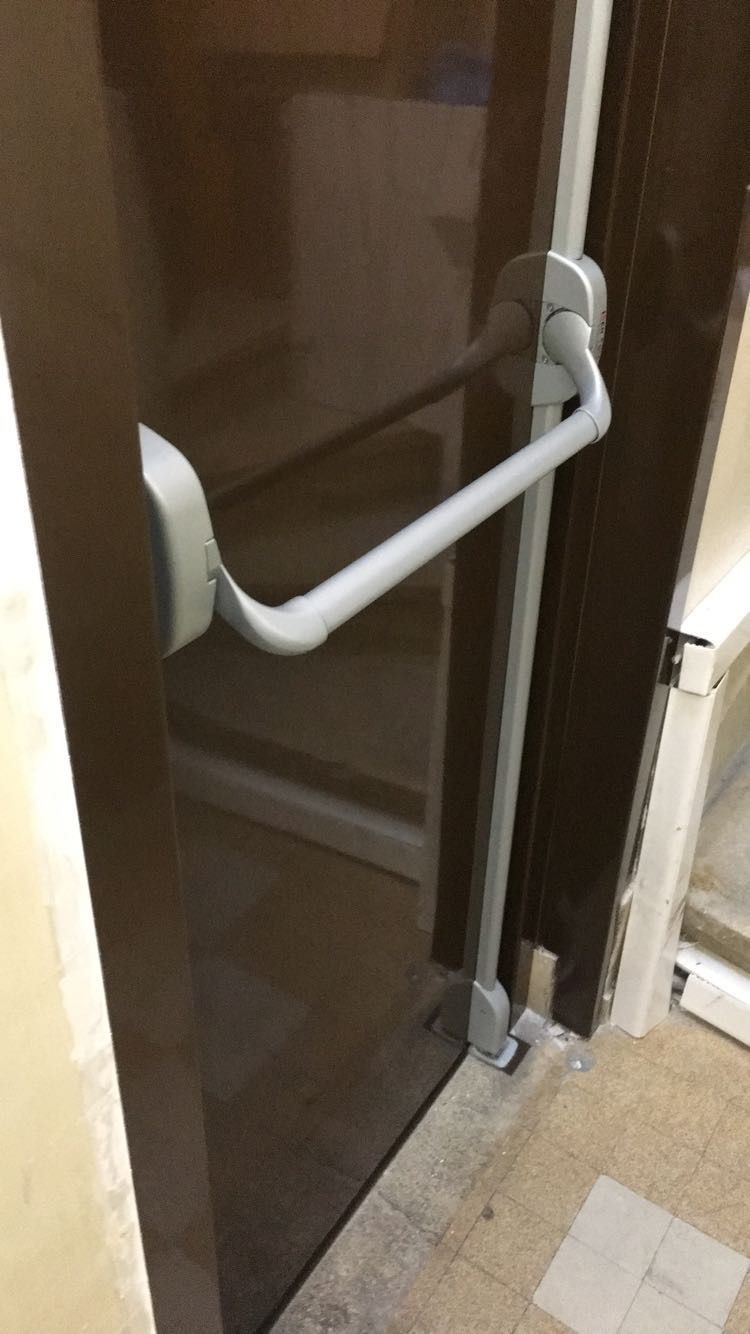 Barre anti-panique EN 1125 installée — ouverture d’urgence immédiate