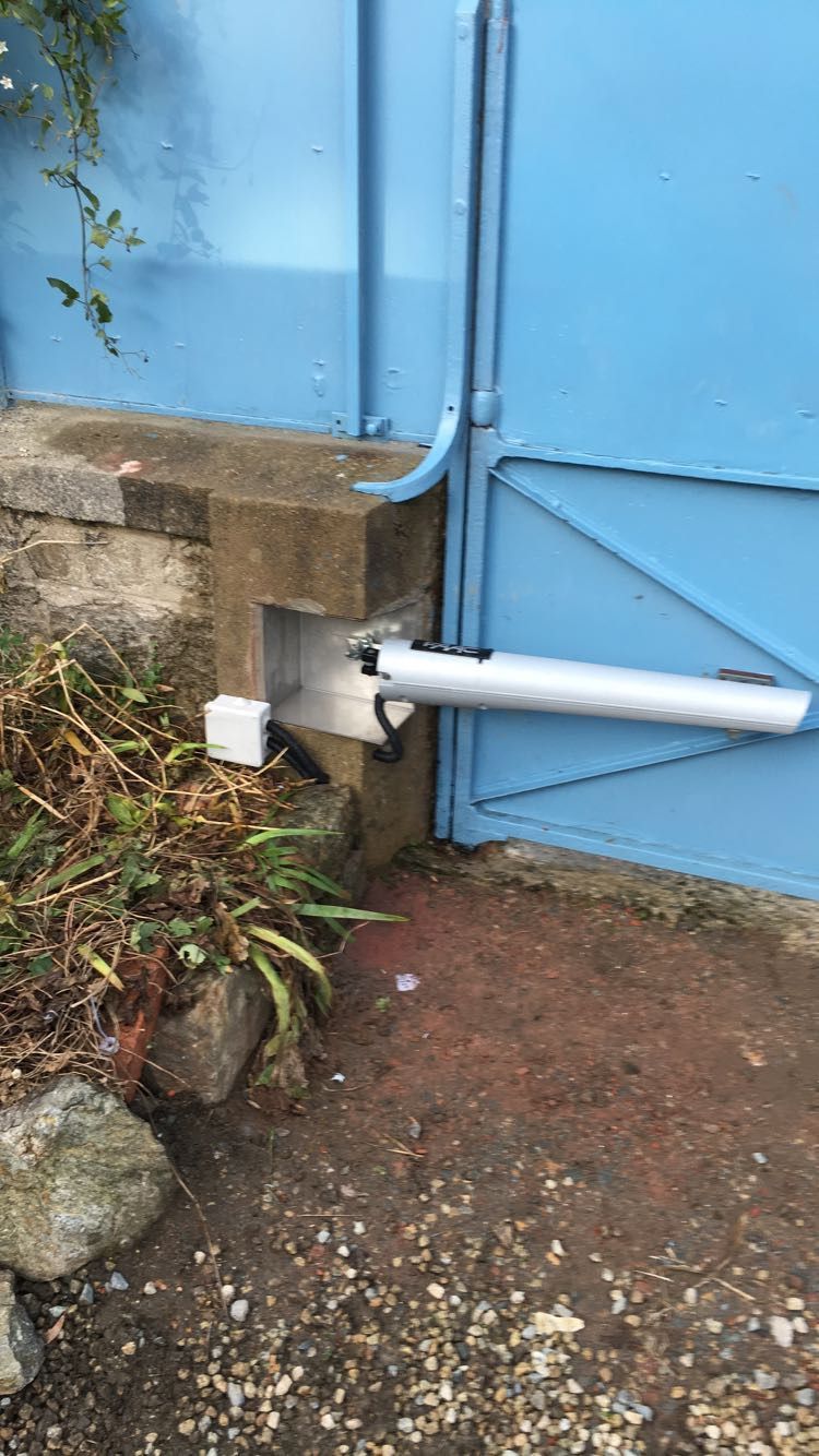 Moteur de portail battant installé à Saint-Malo par ABER Sécurité