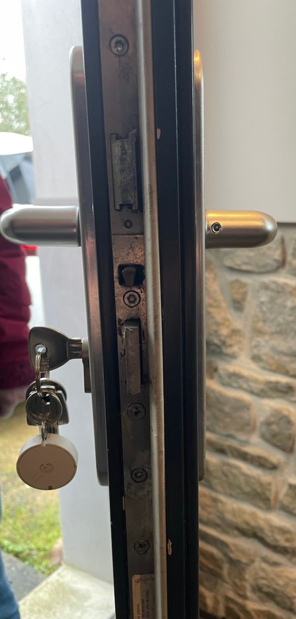 Remplacement de crémone multipoints sur porte-fenêtre PVC à Saint-Malo — fermeture rétablie