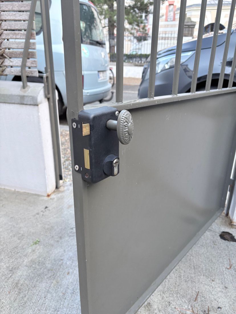 Serrure de porte protégée contre la corrosion en bord de mer à Saint-Malo par ABER Sécurité.