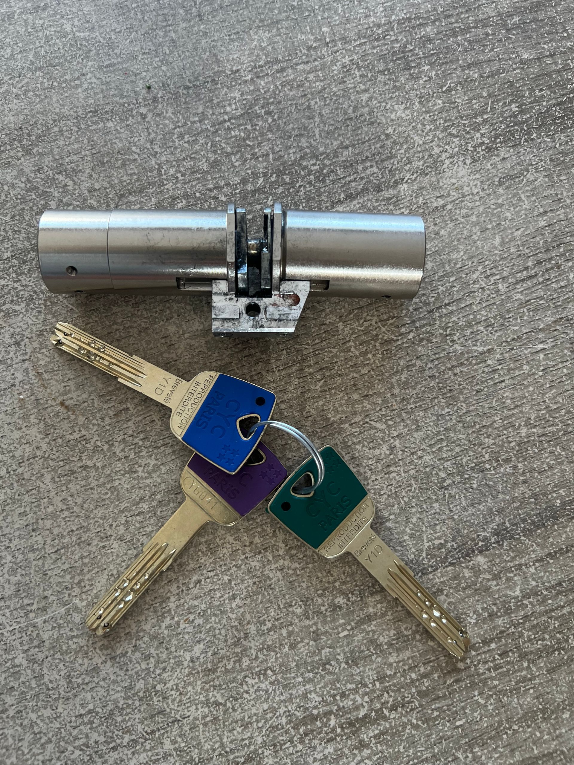 Serrure sécurisée sur la porte d’une résidence secondaire à Saint-Briac-sur-Mer