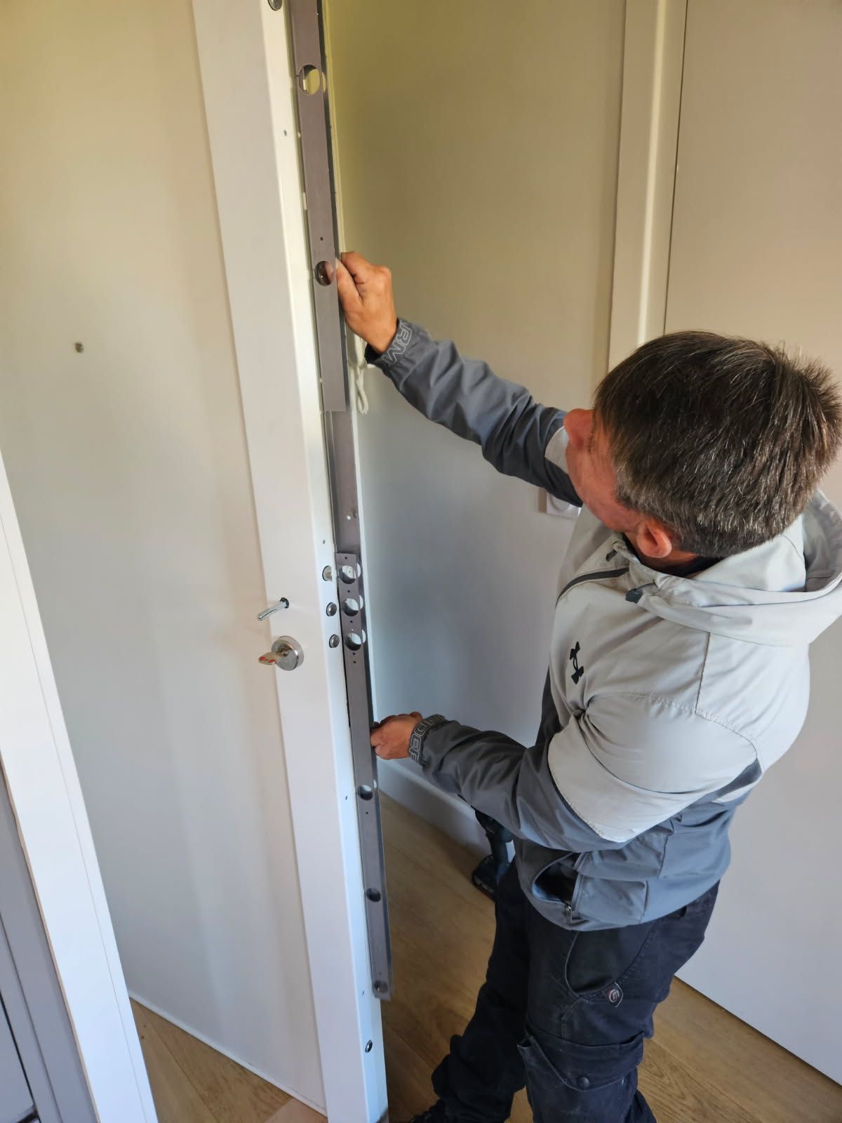 Renforcement d’une porte existante pour améliorer la résistance de l’accès.