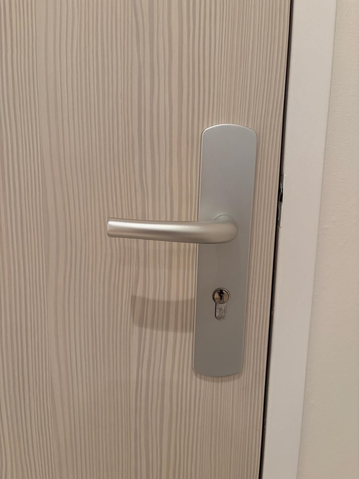 Remplacement de barillet sur une porte d'entrée par Aber sécurité à Dinard.