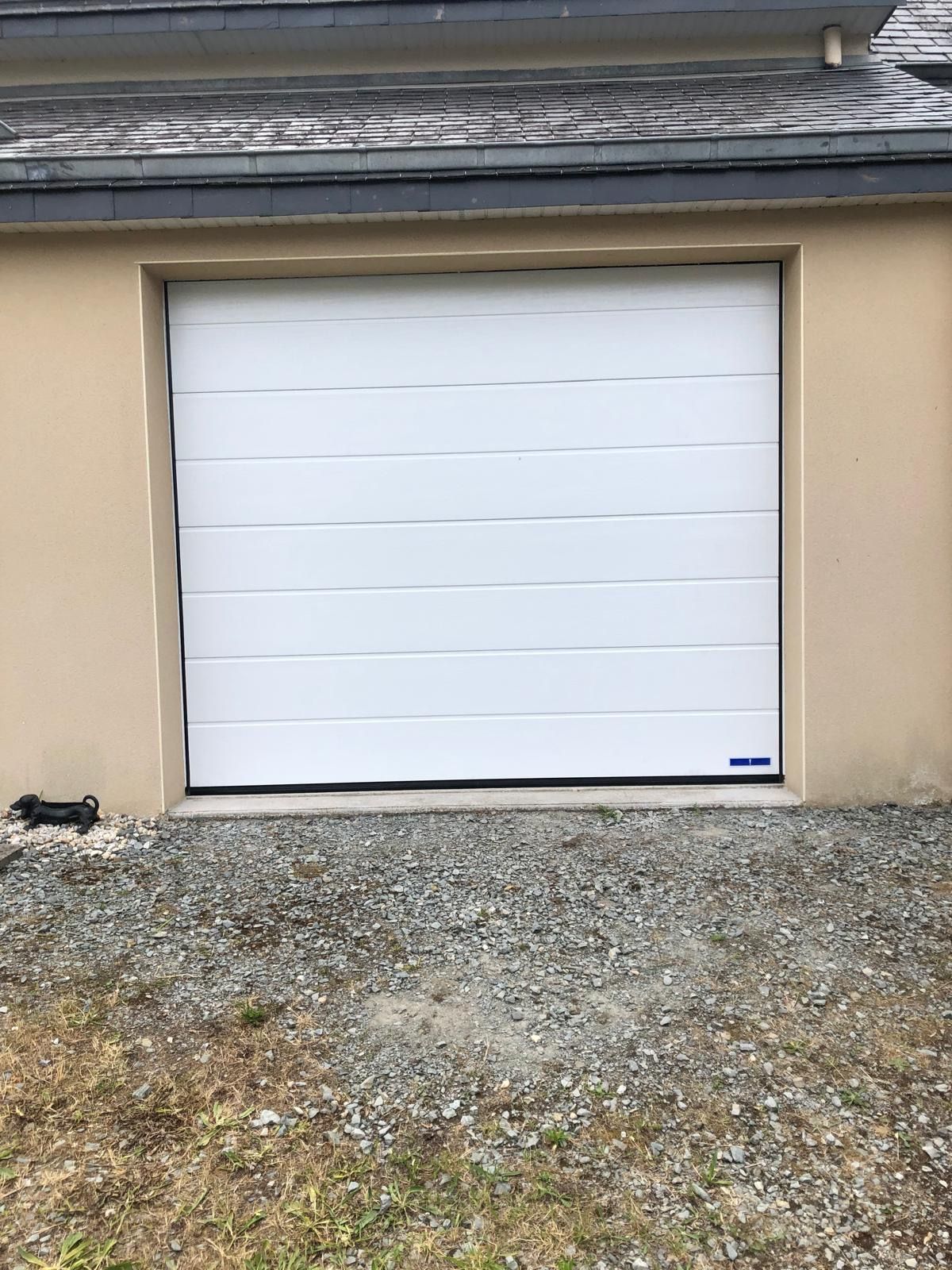 Porte de garage motorisée installée par Aber sécurité à Dinard