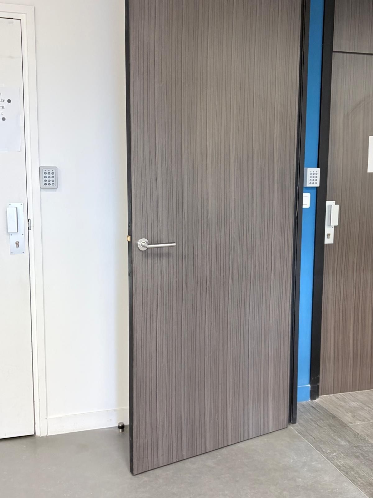 Poignée tirage installé par ABER Sécurité sur la porte d'un cabinet à Plouër-sur-Rance