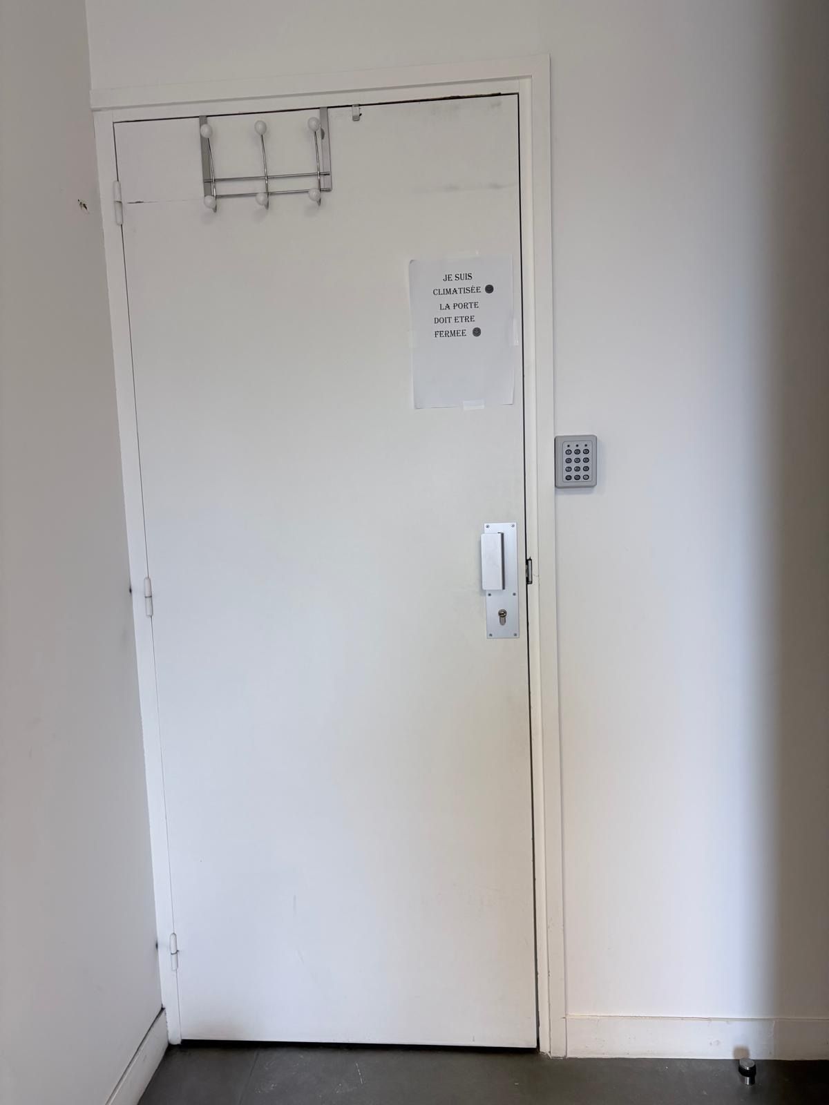 Clavier à code installé par ABER Sécurité sur la porte d'un cabinet à Plouër-sur-Rance