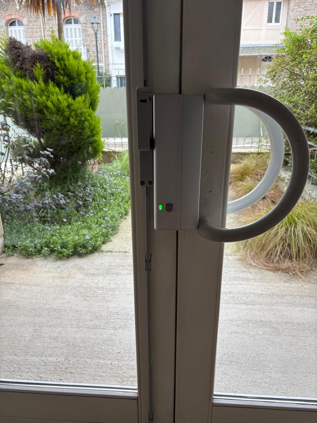 Ventouse électromagnétique sur porte d'immeuble installé à Saint-Malo par Aber sécurité