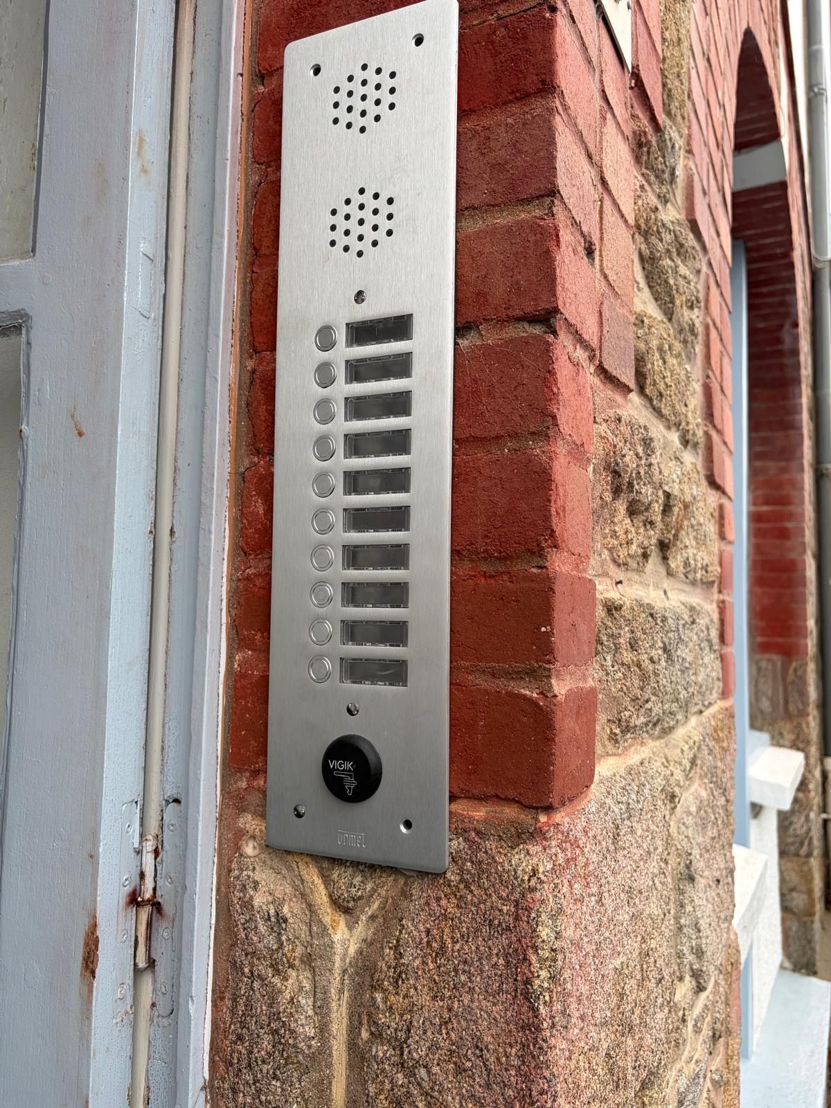 Platine d'interphone d'immeuble remplacée par ABER Sécurité
