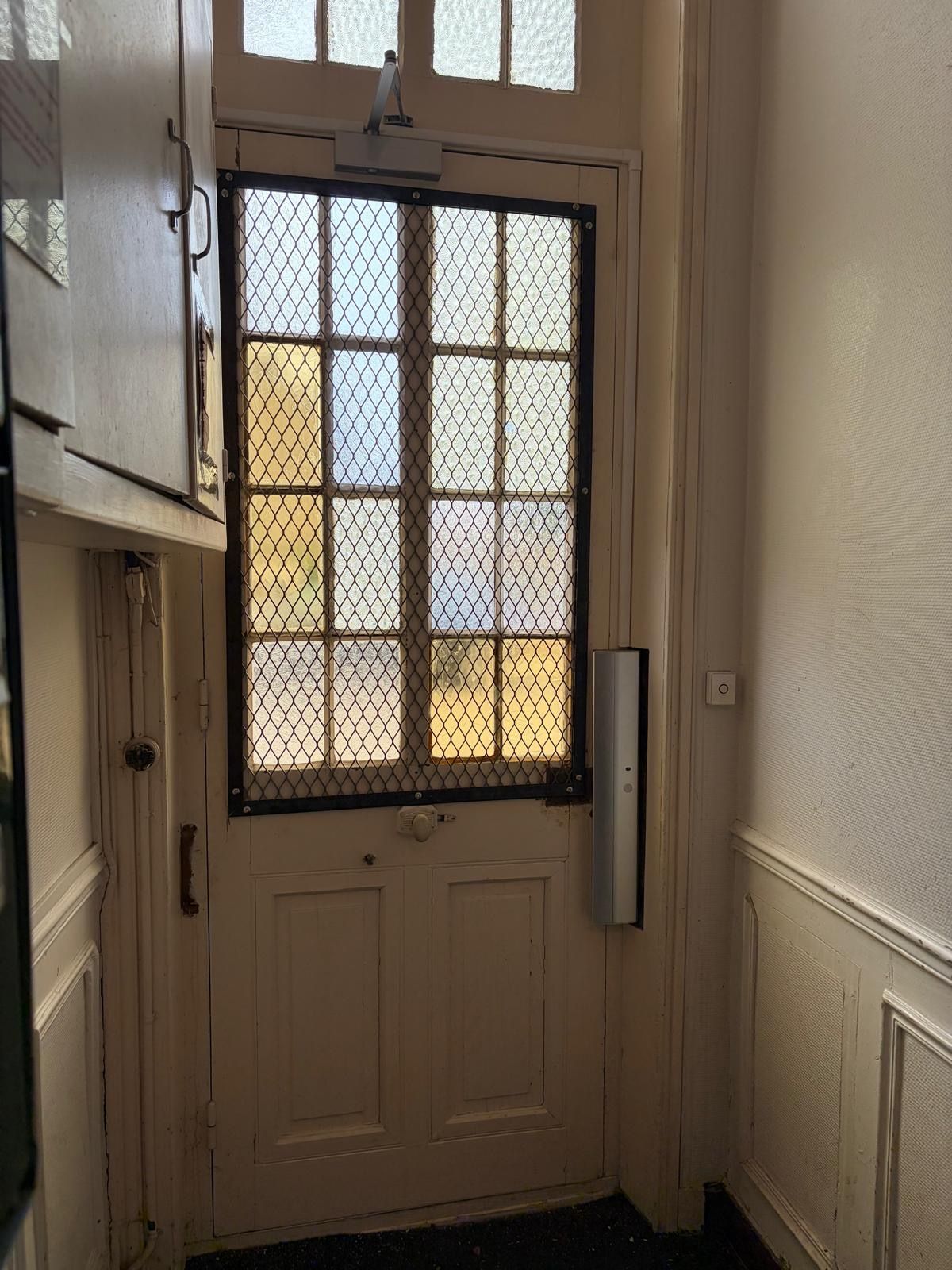 Intervention d'ABER Sécurité sur la porte de hall d'une copropriété à Saint-Malo