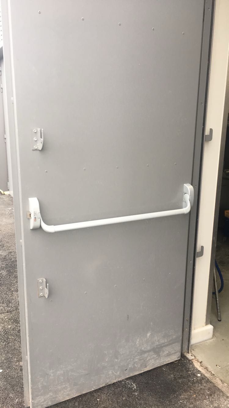 Installation et remplacement de barres anti-panique à Saint-Malo