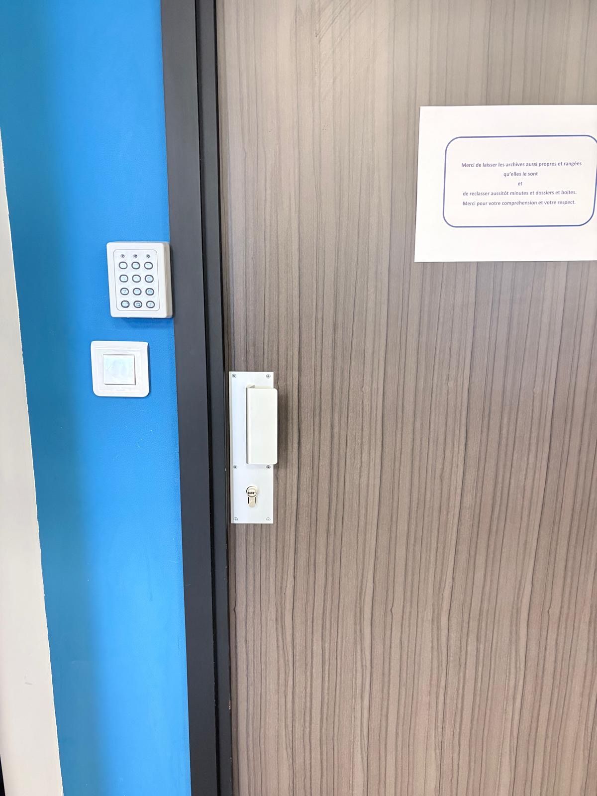 Digicode installé par ABER Sécurité sur la porte d'un cabinet à Plouër-sur-Rance