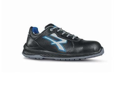 Un paio di scarpe antinfortunistiche nere e blu su sfondo bianco.