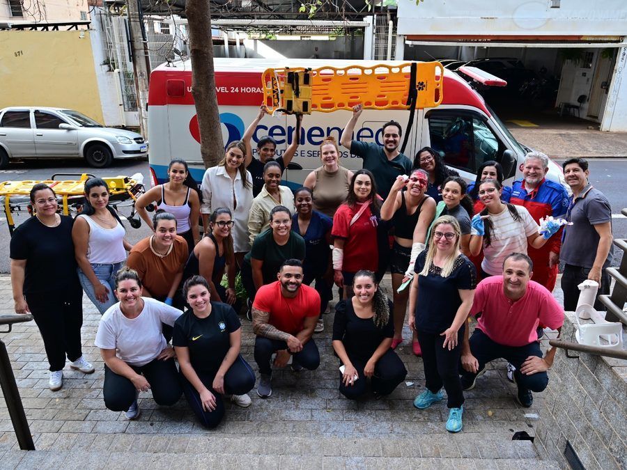 Alunos do Instituto Focar reunidos ao lado de uma ambulância depois de um simulado de atendimento pré-hospitalar