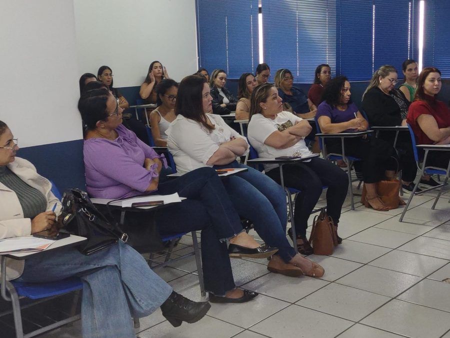 Alunas acompanhando a aula em uma sala do Instituto Focar com persianas azuis