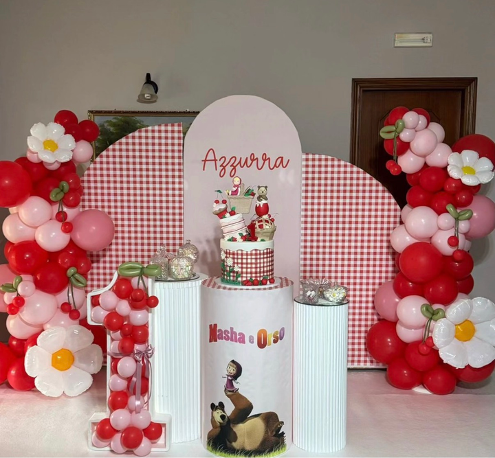 Tavolo dei dolci decorato con fiori di palloncini rosa, rossi e bianchi e una torta personalizzata per Azurra.