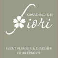 Logo per “Giardino dei fiori”, organizzatore di eventi e designer di fiori e piante su sfondo verde salvia.
