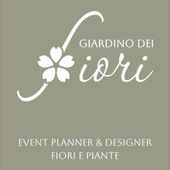 Logo per “Giardino dei fiori”, organizzatore di eventi e designer di fiori e piante su sfondo verde salvia.