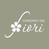 Logo floreale bianco con la scritta “GIARDINO DEI fiori” su sfondo verde oliva.
