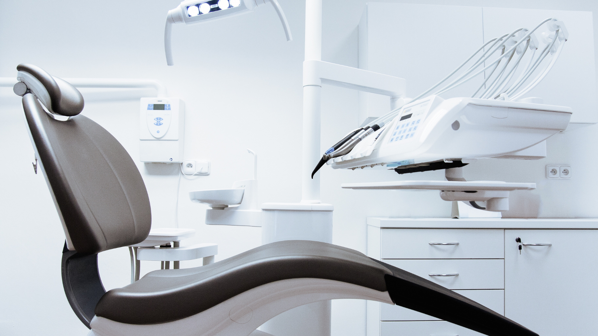 How to Choose Between Veneers and Teeth Whitening