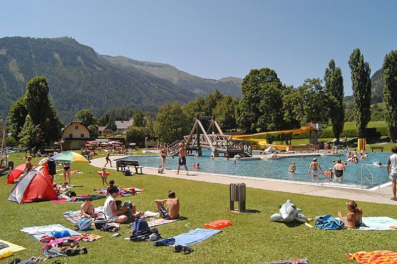 Sommer: Badespaß mit Blick auf die Salzburger Alpen