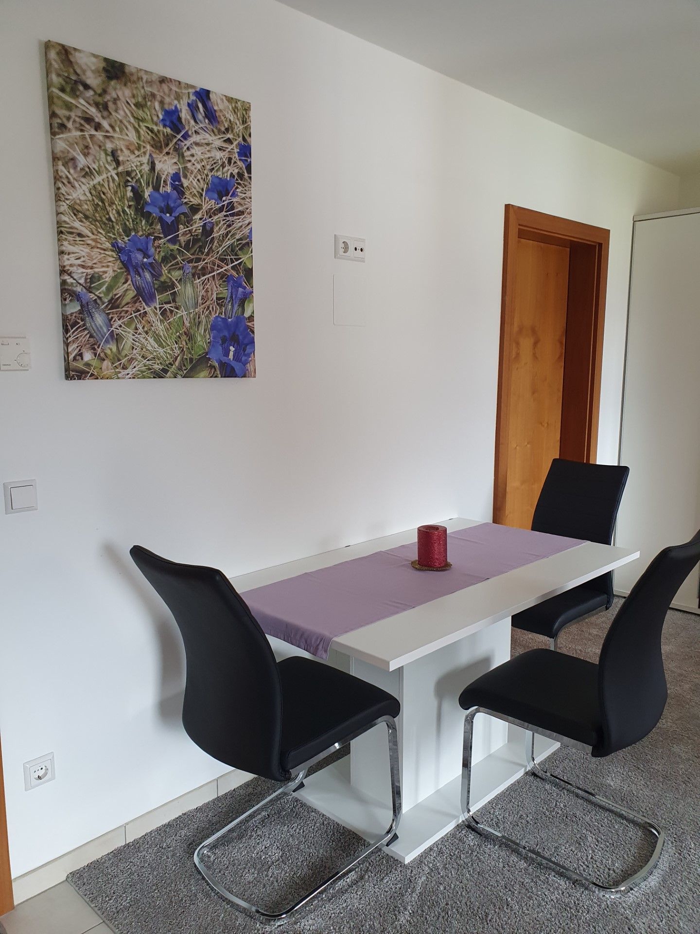 Tisch mit 3 grauen Sesseln
