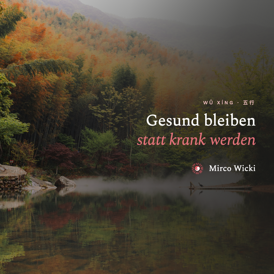 Ruhiger Bergsee im Morgennebel – Symbolbild für Prävention und Balance in der Traditionellen Chinesi