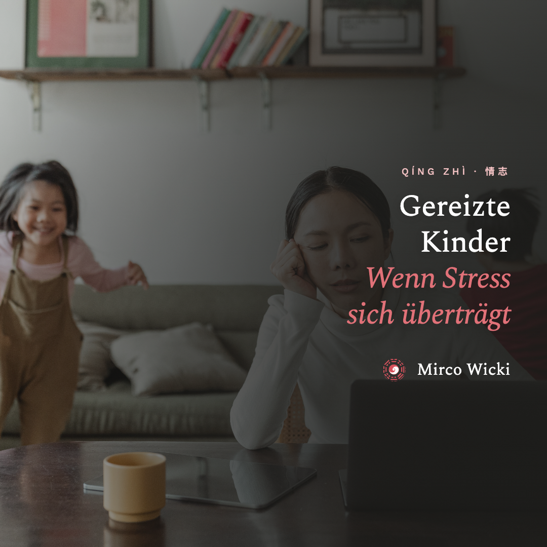 Gestresste Mutter am Laptop, Kinder toben im Hintergrund, Symbolbild für Eltern-Stress