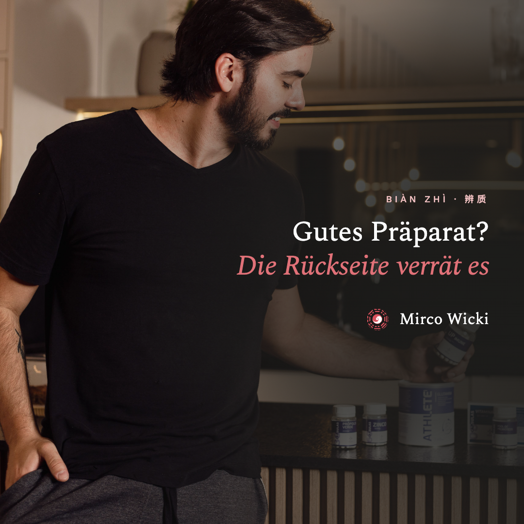 Mann liest in der Küche das Etikett eines Nahrungsergänzungsmittels – Beitragsbild zum Etikett-Check