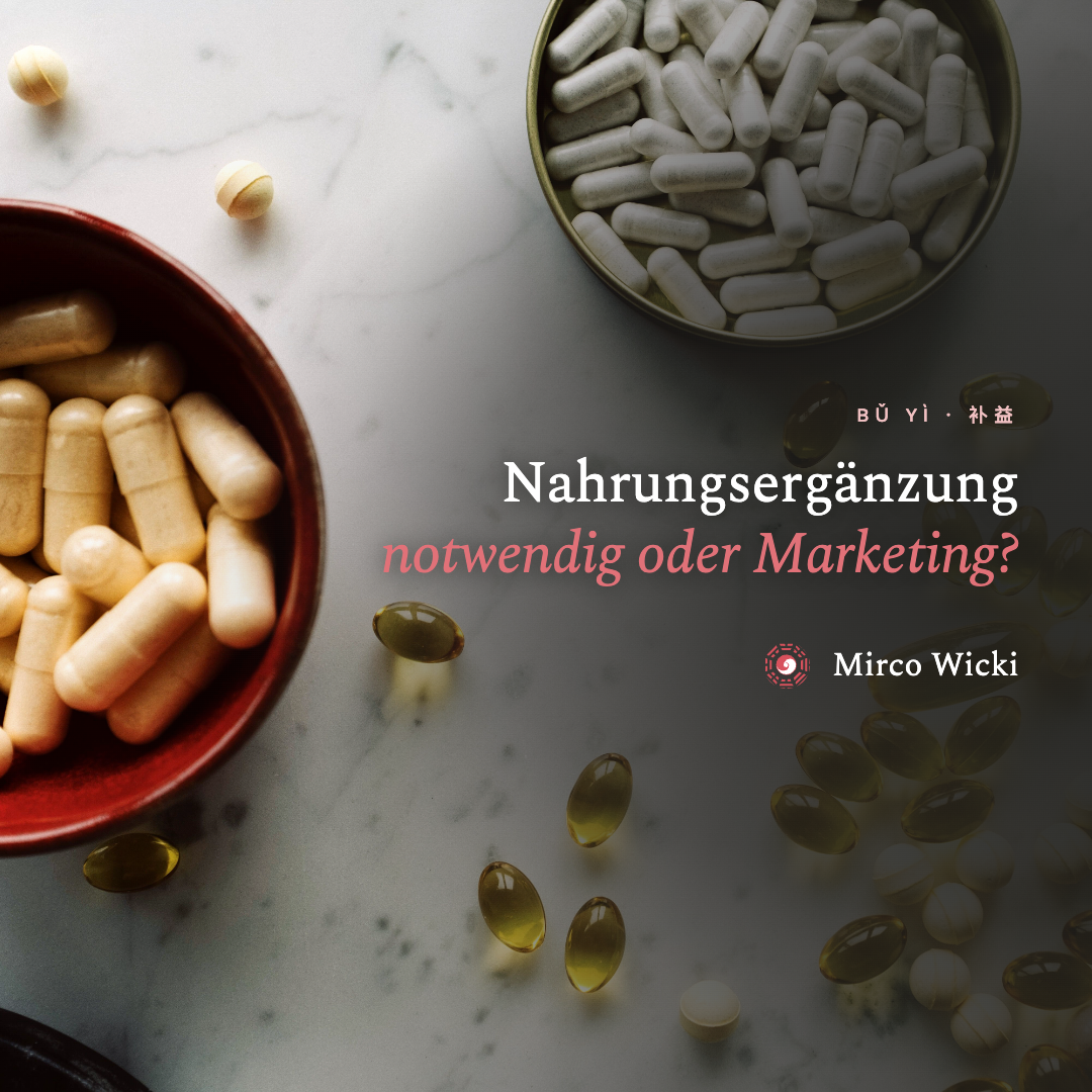 Kapseln und Omega-3-Perlen in Keramikschalen auf Marmor – Beitragsbild zu Nahrungsergänzungsmitteln